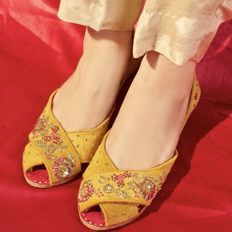 Handmade yellow Peshawari khussa for girls and women – stylish ethnic shoes