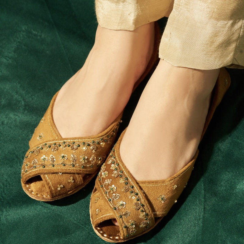 Handmade beige Peshawari khussa for ladies – traditional shoes for girls in Pakistan