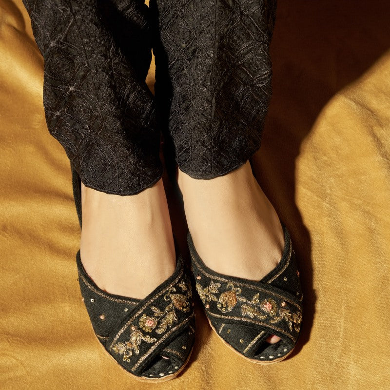 black Peshawari khussa for ladies