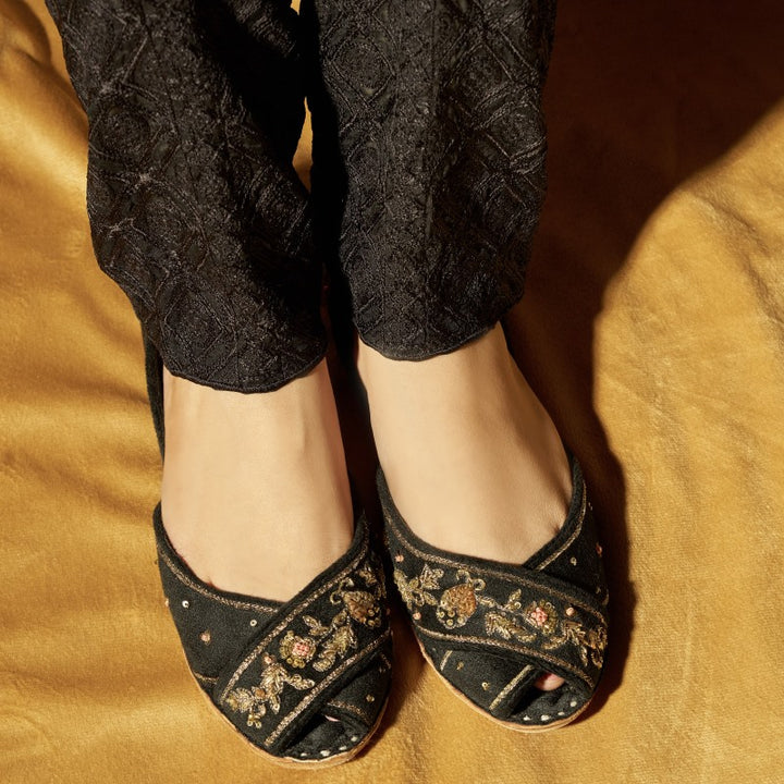 black Peshawari khussa for ladies