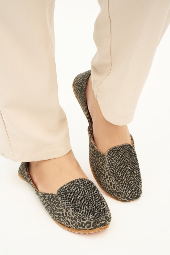 “Top view of Zesty Khussa shoes for women, lightweight, traditional handcrafted design Pakistan”